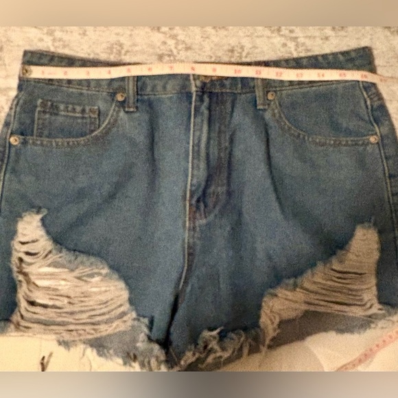 Preloved Denim Blvd Distressed jean shorts Women's Size Large - Picture 7 of 8